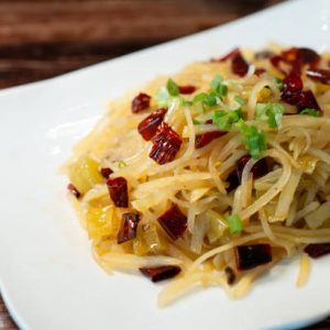 Home spicy and sour shredded potato (suan la tu dou si)